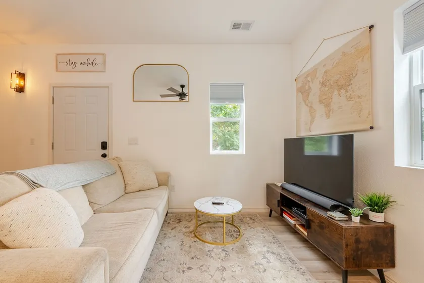Bright and comfortable suite - Image 1