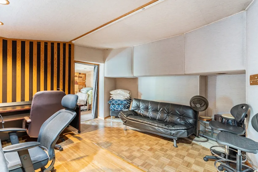 Podcaster Paradise - Image 1