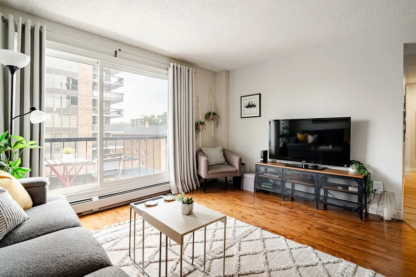 Beautiful Inner city condo! Quiet, cozy building. - Image 1