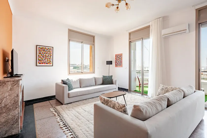 Spacious & bright downtown - Image 1