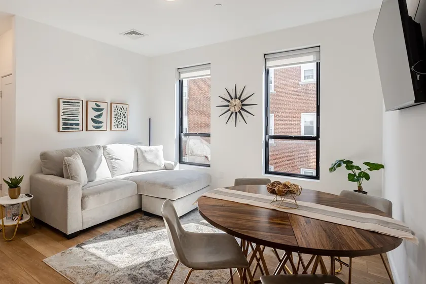 Luxury Apt · Rooftop + Gym · Steps to Yale - Image 1