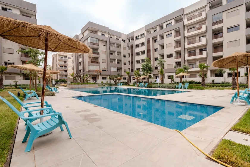 Near CMN & Midparc | Desk + shared pool - Image 1