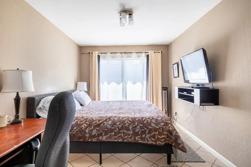 Guesthouse with kitchen,bath and laundry - Image 1