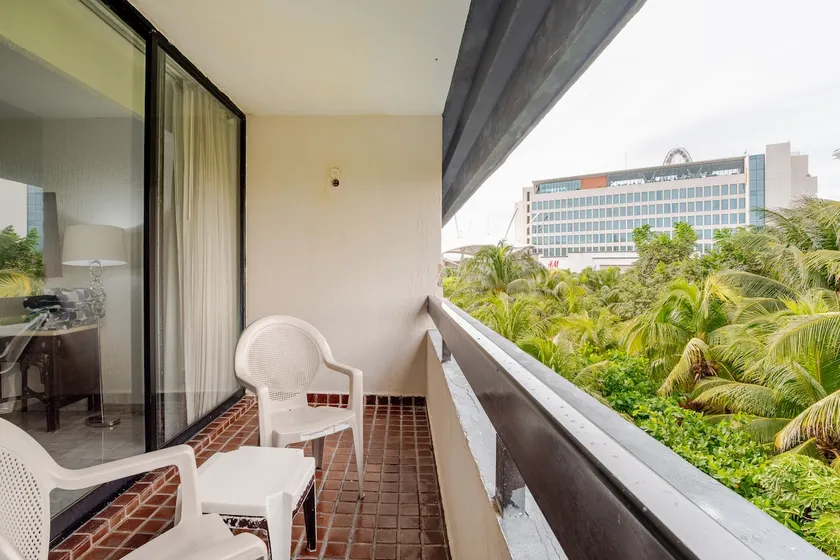Suite in Cancun's Hotel Zone - Image 1