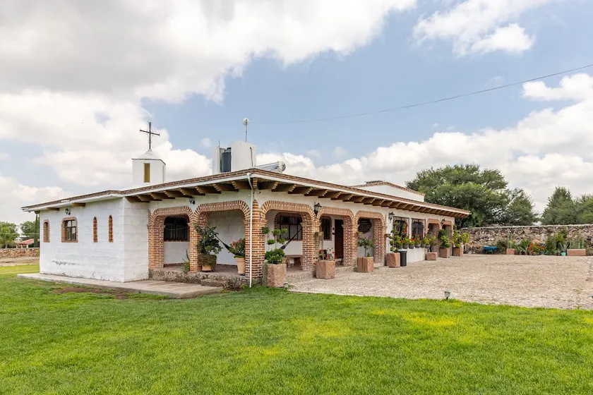 La Cazadora Peña de Bernal farm with a pool. - Image 1