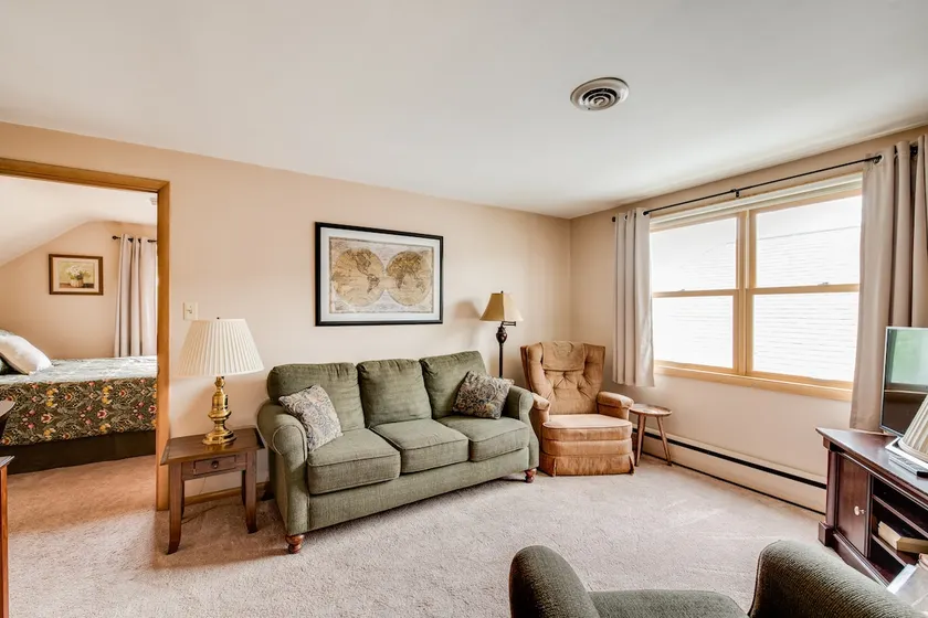 Charming Milwaukee upper duplex near downtown. - Image 1