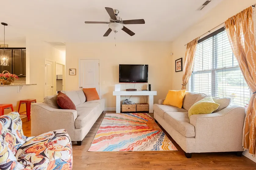 Colorful home sleeps up to 8 - Image 1