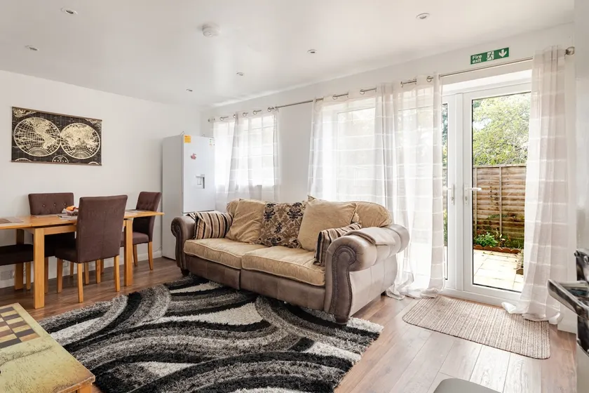 4 Bedroom Homely House - Sleeps 10 Comfortably with 6 Beds and Free Parking in Milton Keynes - Suitable for Business Travellers, Contractors, & Holiday-Goers, Near All Major Transport Links & City Centre and M1 - Image 1