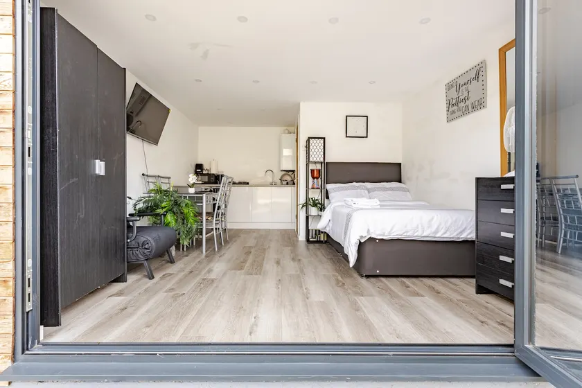 Comfort Cabin Gravesend – - Image 1