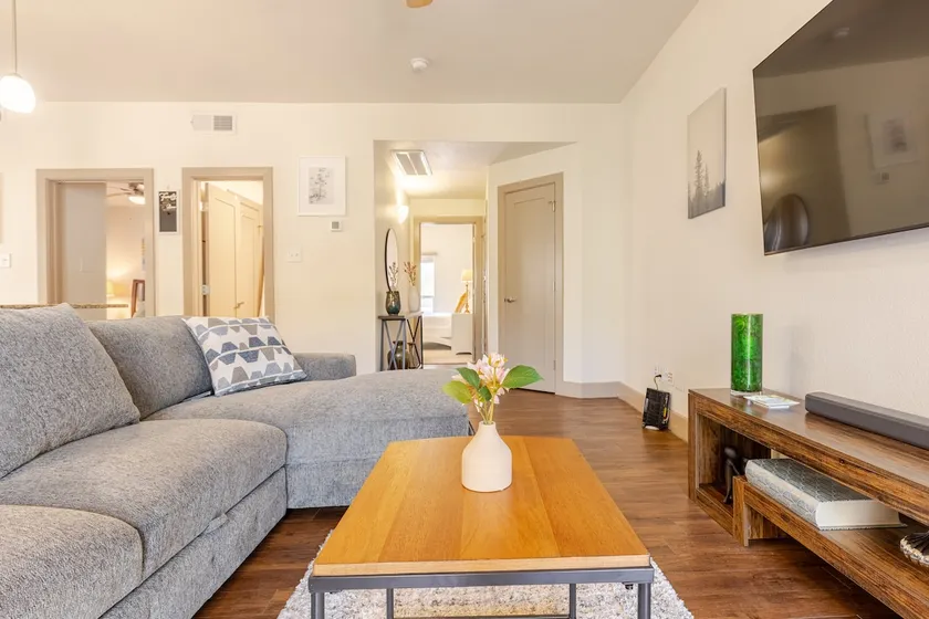 Cozy Luxe 2BR in Barton Creek - Image 1