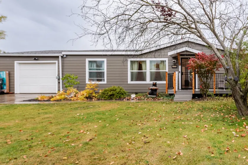 Family/Pet friendly Deer Park Gem kitchen backyard - Image 1