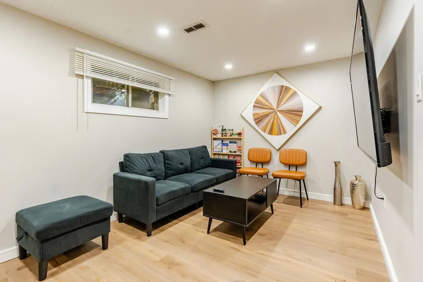 Private 2BR North York Suite | Parking + Laundry - Image 1