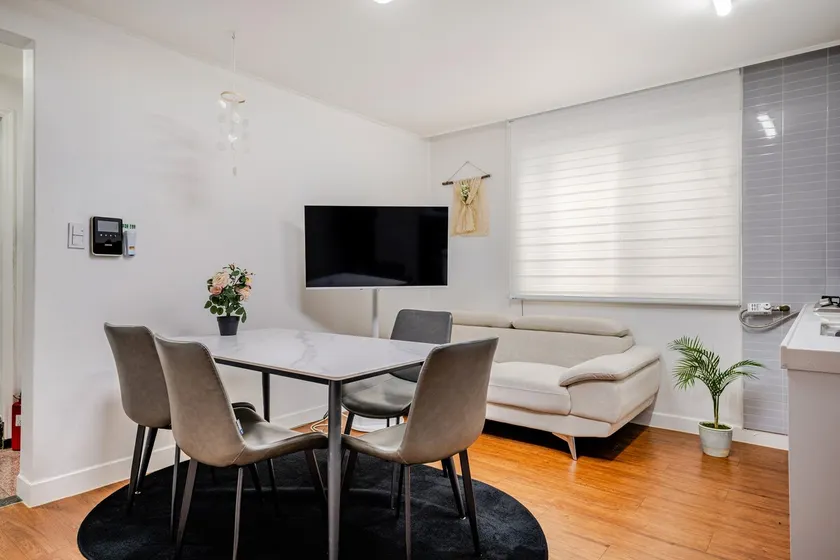 5 minutes walk from Cheongdam Station 8 minutes from Gangnamgu Office Station - Image 1