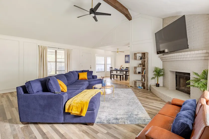 TX Home Away Large Patio, Smart TVs, FAST WiFi - Image 1