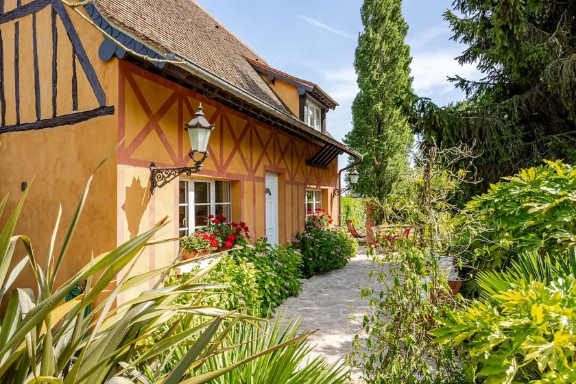 Luxurious house with pool one hour from Paris. - Image 1