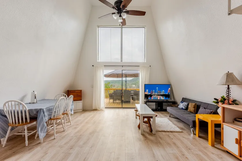 Rothi Lakehouse: A Tranquil Escape at Lake Travis - Image 1