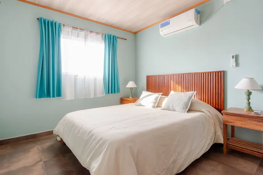 10 minutes from the airport, 24-hour self check-in, and Wi-Fi - Image 1