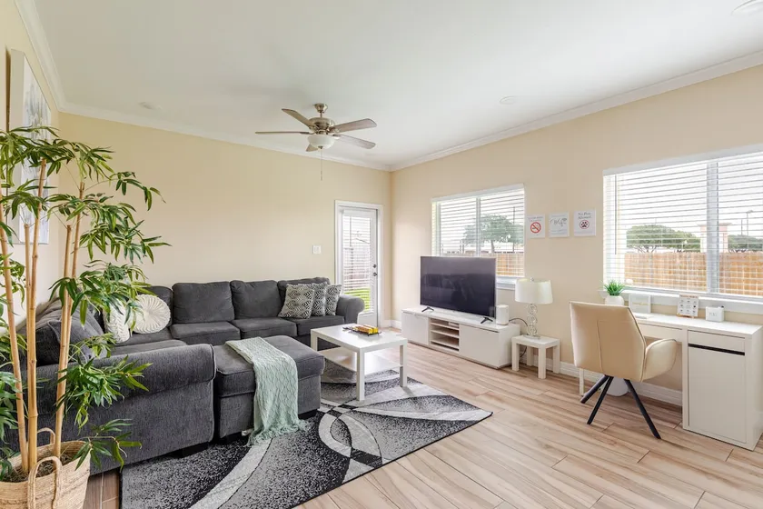 Family Spacious New Cozy 5BR House in Asian Town - Image 1