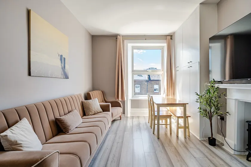 New 1 Bedroom Flat, 5 Minutes from Chelsea Stadium - Image 1