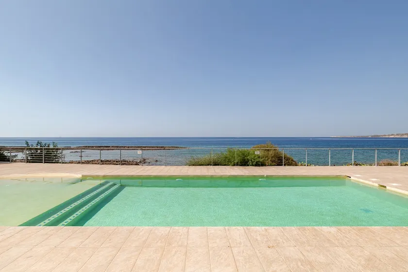 Spacious seafront villa sleeps 2/4 - Image 1