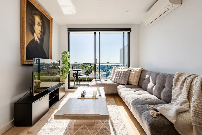 Stylish 2BR Apartment with Scenic Views - Image 1