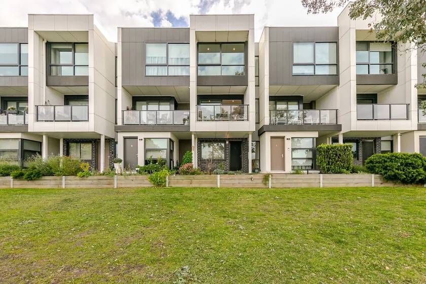 Lakeside Townhouse in Laurimar Town Centre - Image 1