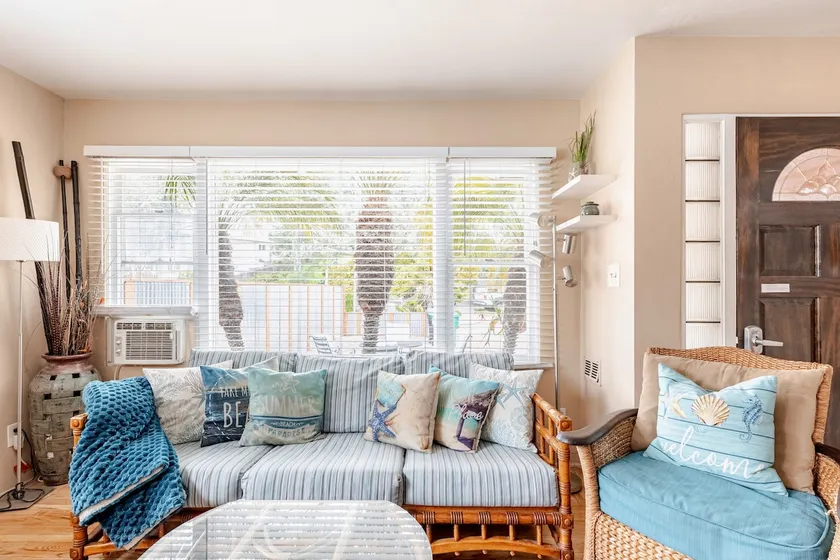 Cozy Family Bungalow • Sleeps 4 • Rare Park 2 Cars - Image 1