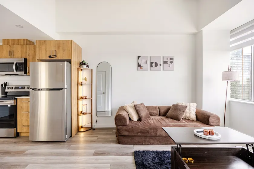 Onyx Downtown Suite | Skyline Views + Parking - Image 1