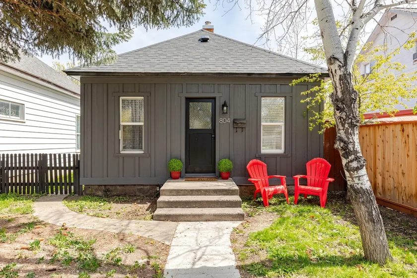 Cozy Cottage on Chestnut - Image 1