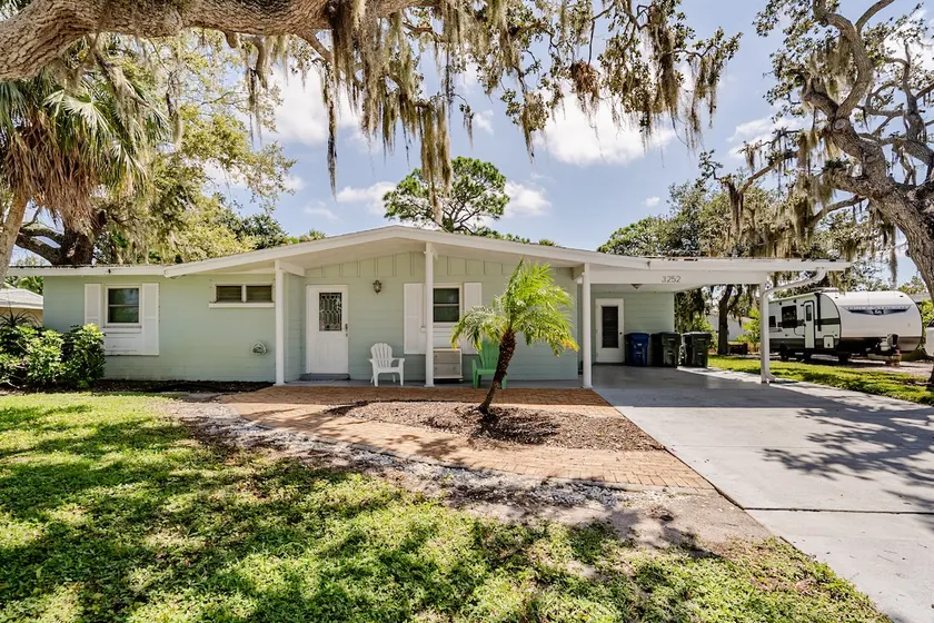 Lakefront 3 Schlafzimmer, 2 Bäder mit beheiztem Pool Haus in der Nähe von Siesta Key Beach - Image 1