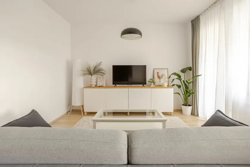 Easy City Access Bright 1BR with Underground Parking - Image 1