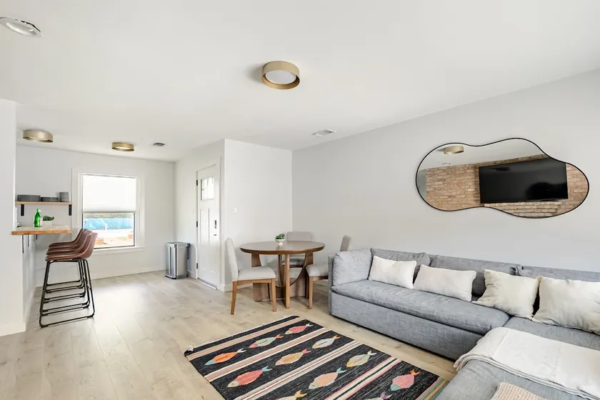 Newly renovated unit in Barton Hills - Image 1