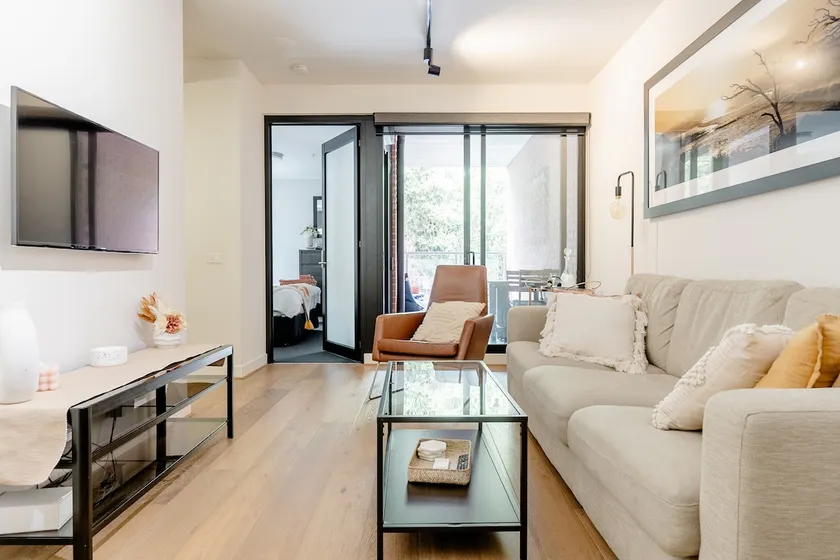 Stylish Riverside​ Apartment near Victoria​ Park - Image 1