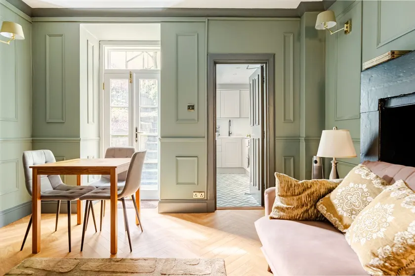 Charming Edinburgh Apartment With City Views - Image 1