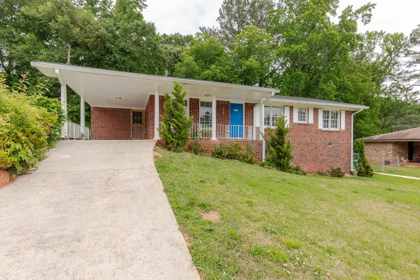 Family-Friendly Home Near Downtown Atlanta - Image 1
