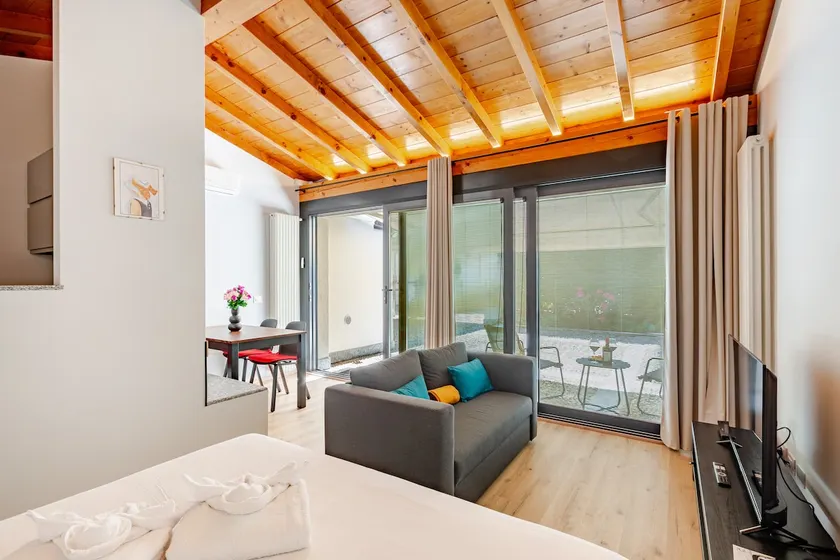 Como. Private parking, air conditioning and outdoor space - Image 1