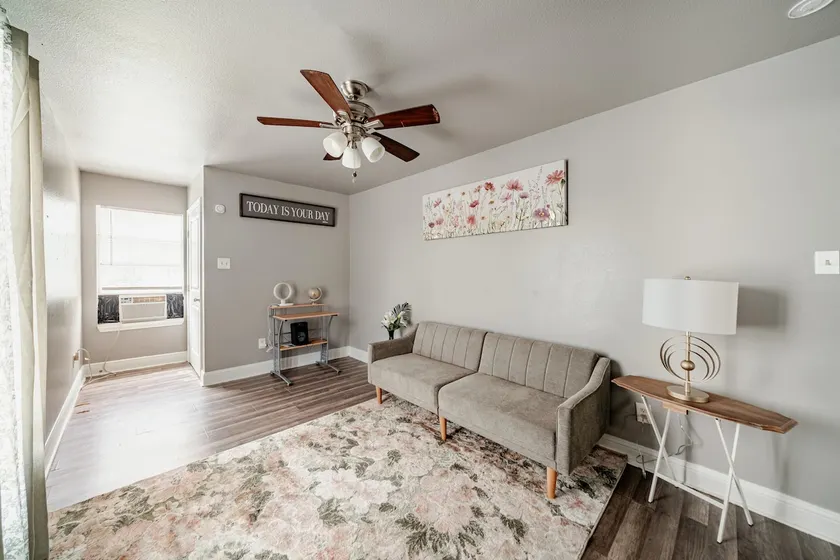 Upstairs Retreat Near UofH TSU Downtown & Midtown - Image 1