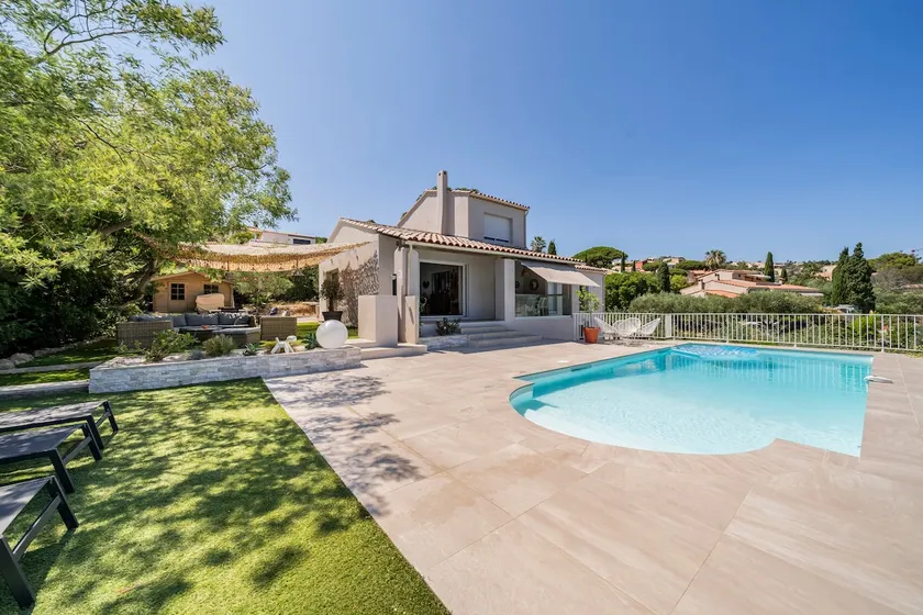 Villa with pool and view - Image 1