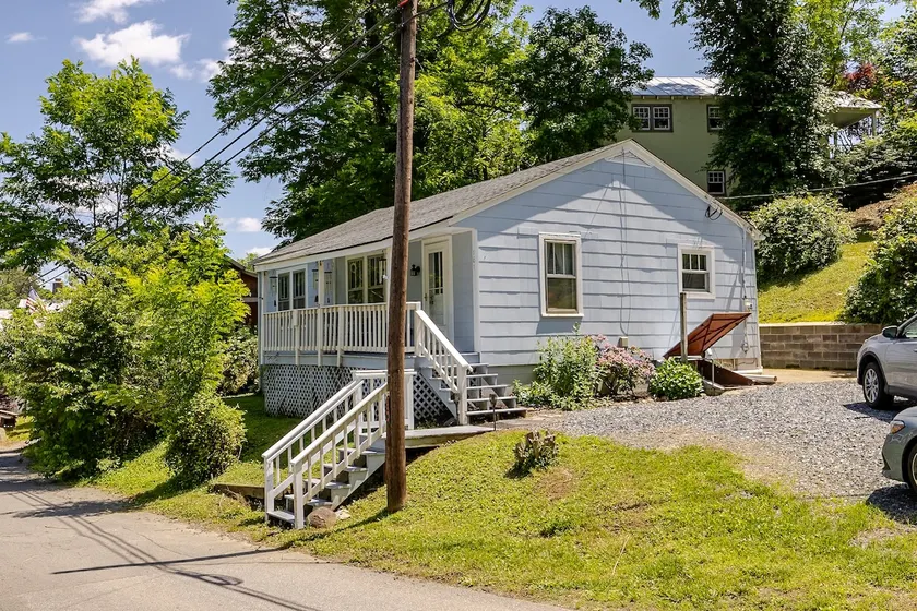 Scottsville Downtown Bungalow - Image 1