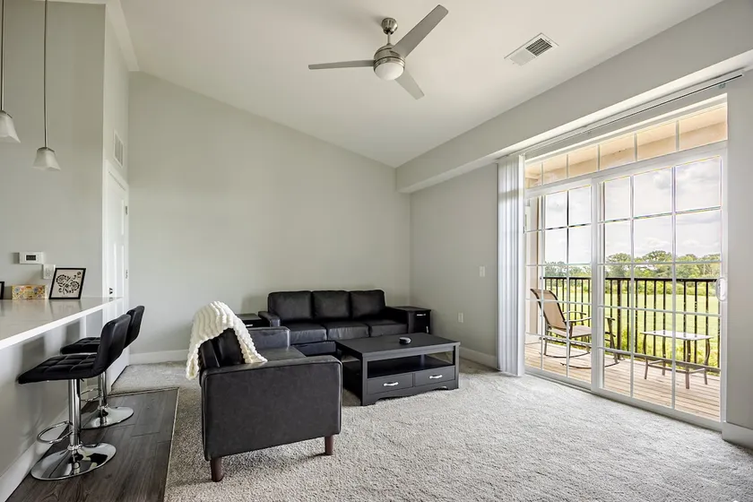 Greenwood Luxury 1BR Apt Pool and Gym - Image 1