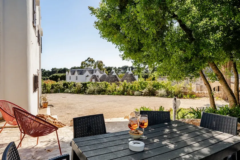 Garden terrace with view on the trulli - Image 1