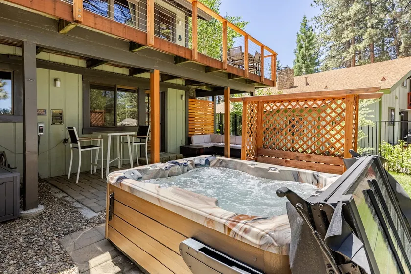 Zephyr's Whisper! Lake Views, Hot Tub, King Beds - Image 1