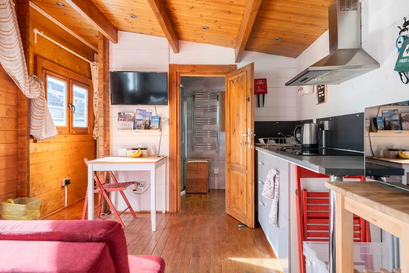 Carlton Cabin - 7mins to Airport and Ryanair HQ - Image 1