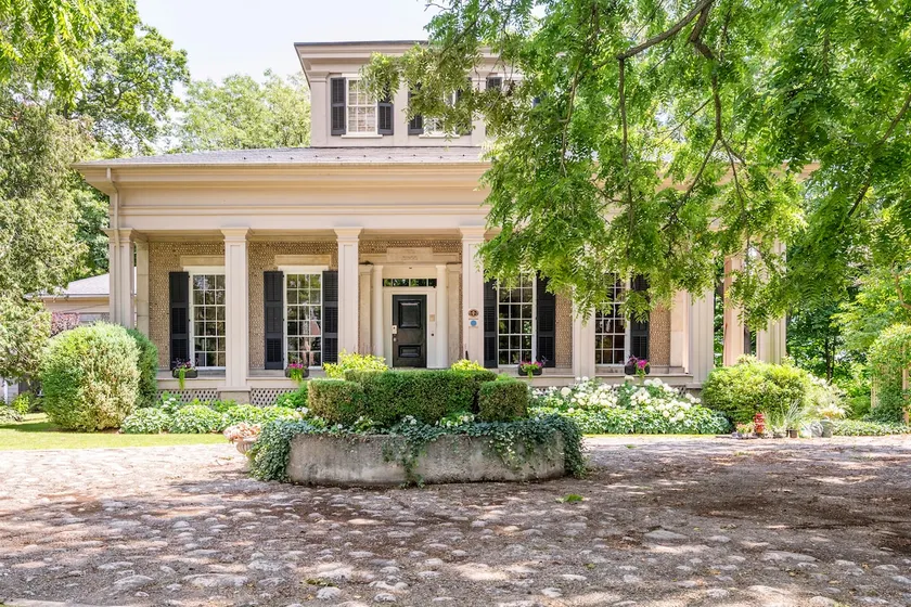 Romantic Hideaway on the Grand - Image 1