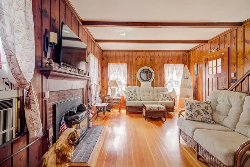 The Scarlet Shutter house in Onset village - Image 1