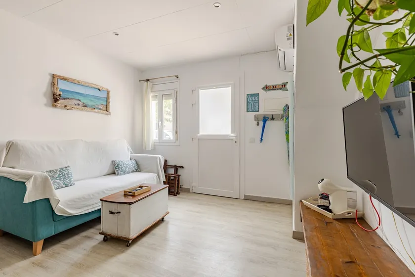 Cozy studio with a pool near the beach - Image 1