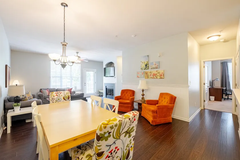 Cornelius Condo, centrally located. - Image 1