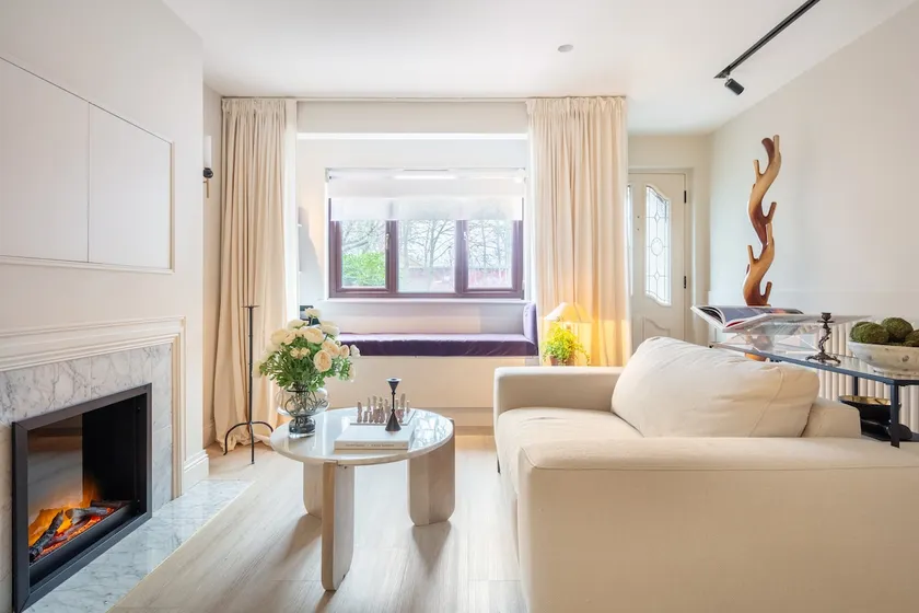 Spring Stays Cosy 2-Bed Residence with Free Parking - Image 1