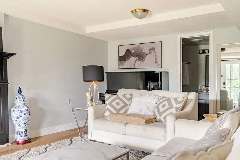 Private house with lake view on the entire floor > Near airport > Super large bed > Private bathroom and kitchen > Not shared - Image 1