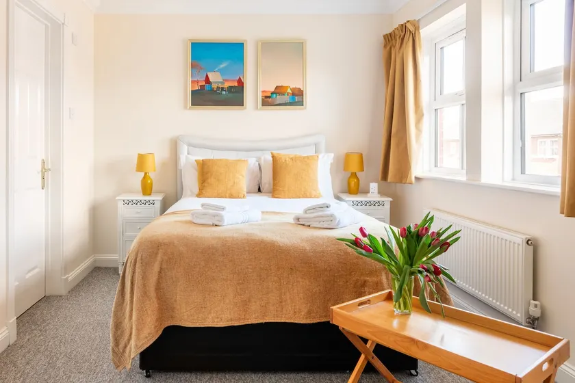 Spacious 4-bedroom townhouse in the city center with free parking - Image 1